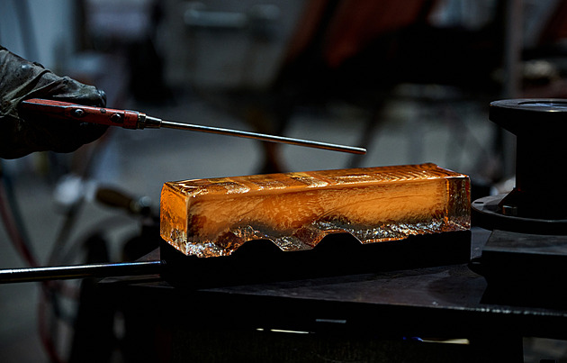 Skláři Lasvitu vytvořili trofeje pro Jizerskou padesátku, tvar odlili ve sněhu