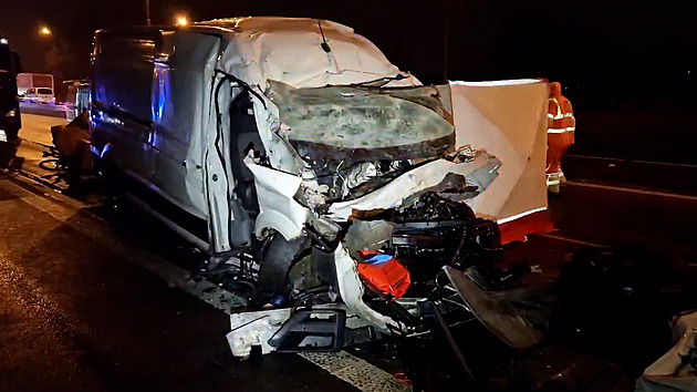 Dva mrtví po střetu aut na D1 v Brně. Kolona má 21 kilometrů