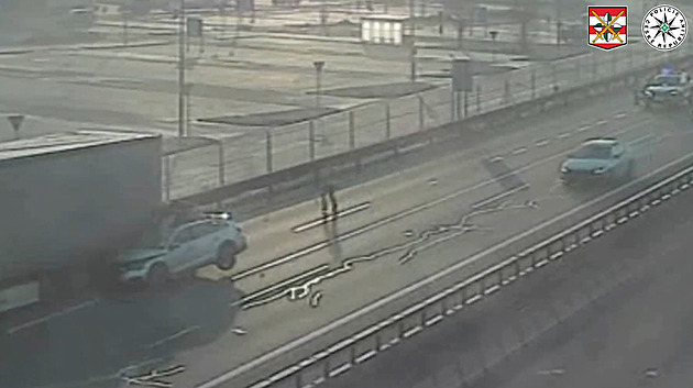 Řidič na D2 přežil svou smrt. V plné rychlosti narazil do kamionu a odešel po svých