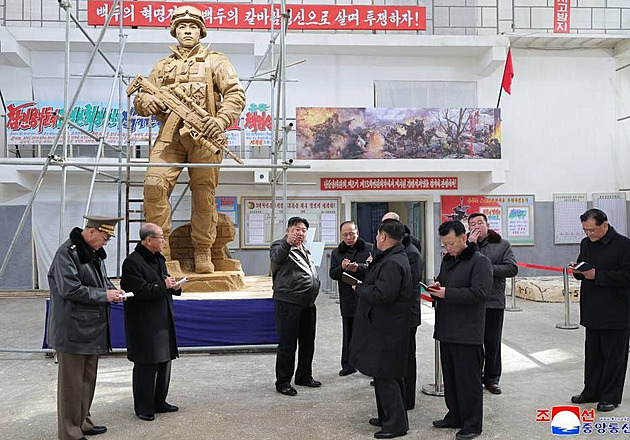 Kim si prohlédl sochy pro památník vojákům zabitým ve válce proti Ukrajině