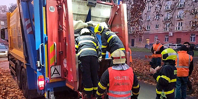 Popeláři při vysypávání kontejneru zaslechli křik, s odpadem lisovali i bezdomovce
