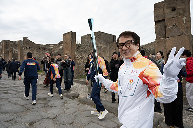 V novinách jen fotbal a Jackie Chan s pochodní. Jak Itálie (ne)žije olympiádou
