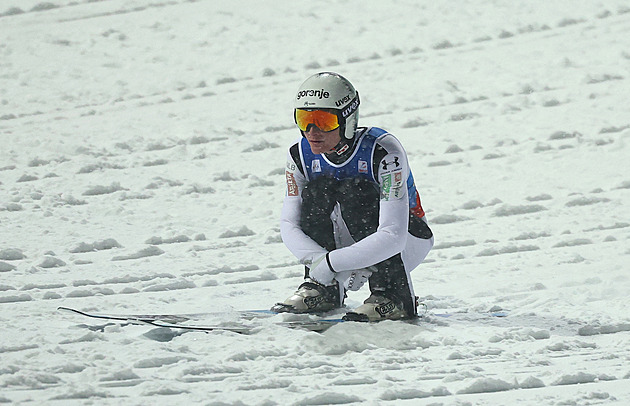 Lyže skočila z můstku bez mistra světa. Po bizarním incidentu slavili japonští letci