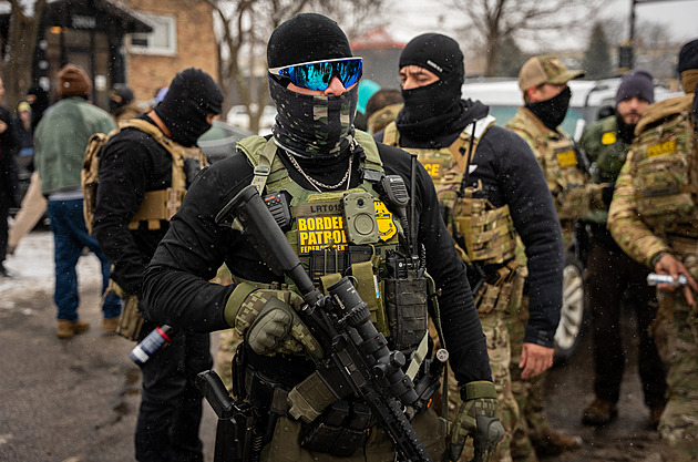 Šéf pohraničníků s agenty ICE hodil na lidi slzný granát, vítr obrátil plyn proti nim