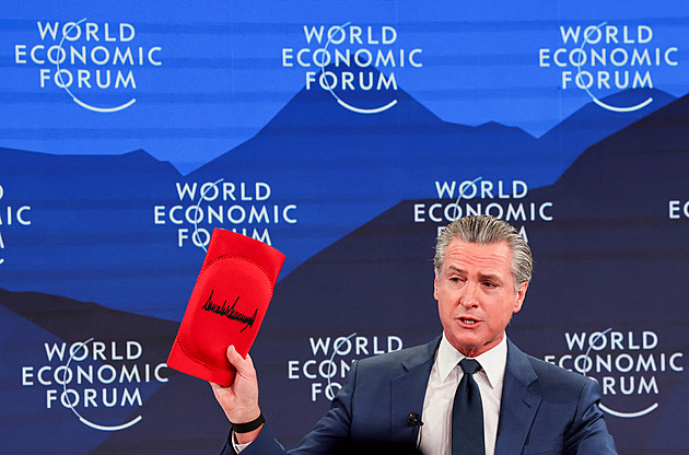 Ještěři a blizard. Američtí politici se hádají v Davosu, na Spojené státy se přitom žene bouře