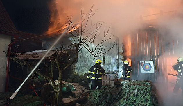 Požár zachvátil dům a stodolu u Lišova, shořel i raritní veterán