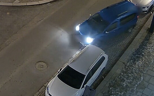 Z parkoviště vyjel až napodruhé. Prásk! A autu před sebou urazil zrcátko