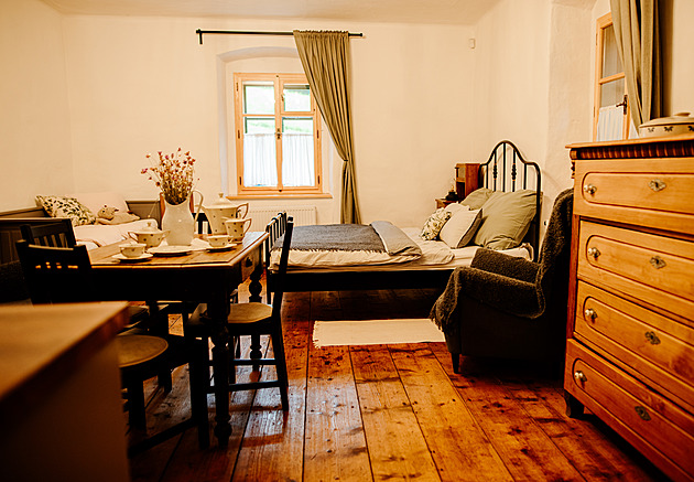 K myslivně nebyly klíče, tak vlezli dovnitř oknem. Konečně našli tu pravou