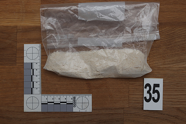 Celníci při razii objevili drogy, kradená elektrokola i střelné pero