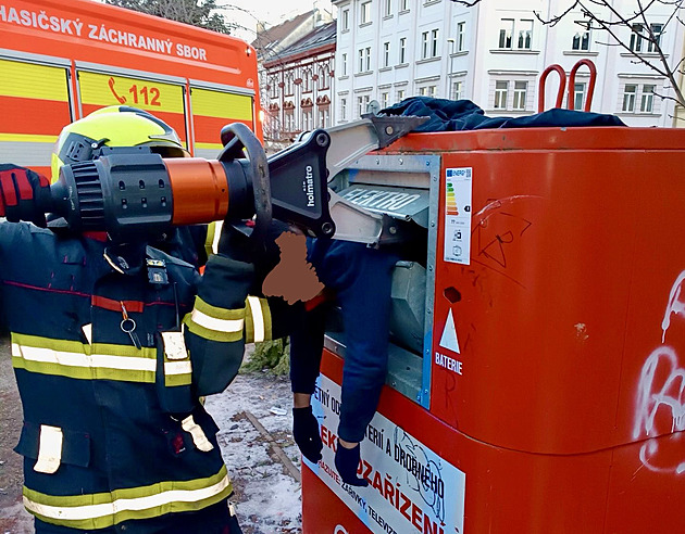 Hledal jsem, co by šlo prodat, přiznal muž zaseknutý v kontejneru. Vytáhli ho hasiči