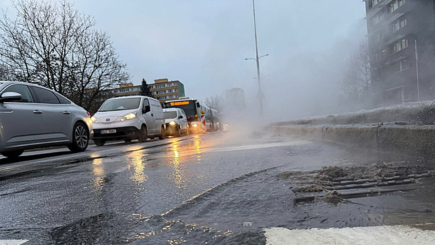Prasklé potrubí v Praze. Tisíce lidí byly bez tepla, teplárna už obnovuje dodávky