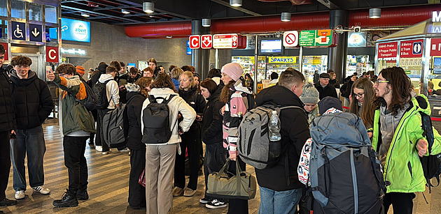 Pád muže do kolejiště zastavil část metra, zůstal zaklíněný pod vozem