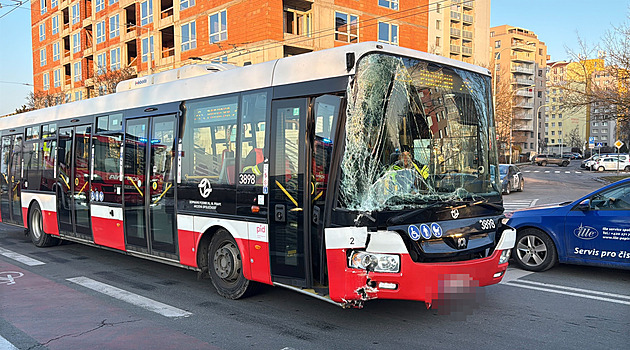 Autobus v Letňanech narazil do sloupu, řidič patrně zkolaboval. Sedm zraněných
