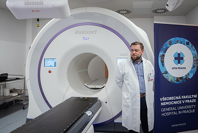 Jedinečný přístroj v pražské nemocnici. Nový ozařovač zaměří nádor extrémně přesně