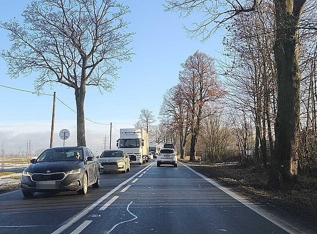 Střet kamionu a osobáku u Svitav nepřežil jeden z řidičů, tvoří se kolony