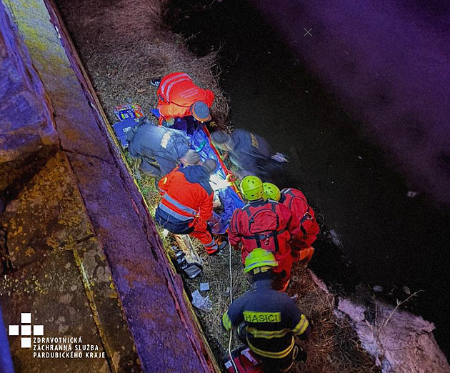 Záchrana z ledové řeky. Žena si při pádu poranila páteř, brodili se k ní policisté