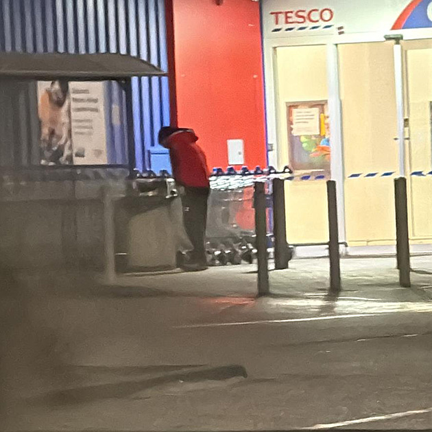 Žena odmítla dát muži cigaretu, tak ji pořezal a utekl. Pátrá po něm policie