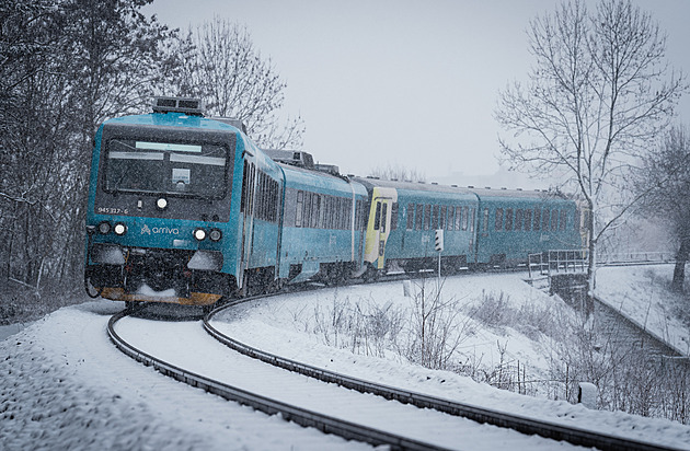 Kvůli úklidu sněhu vyjela v Praze veškerá technika, spoje MHD nabíraly zpoždění