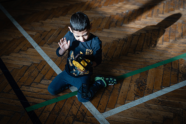 Emoce sílí. Nerozdělujte nás, prosí lidé z vyhořelého domu. Trápí je řeči o prasečáku