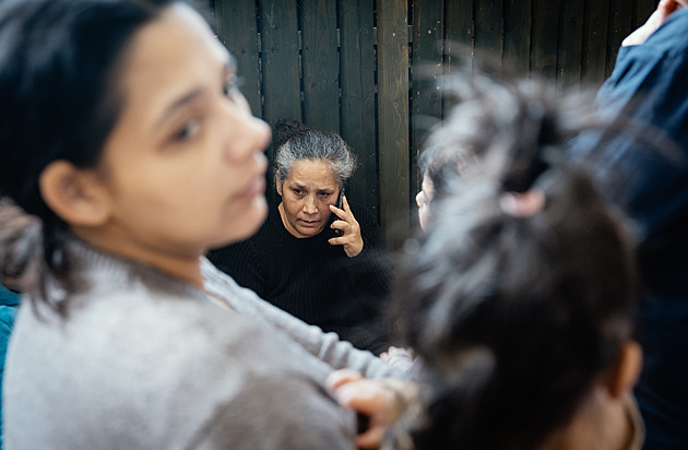 Heroický výkon, říká starosta. Lidé z vyhořelého domu mají náhradní ubytování
