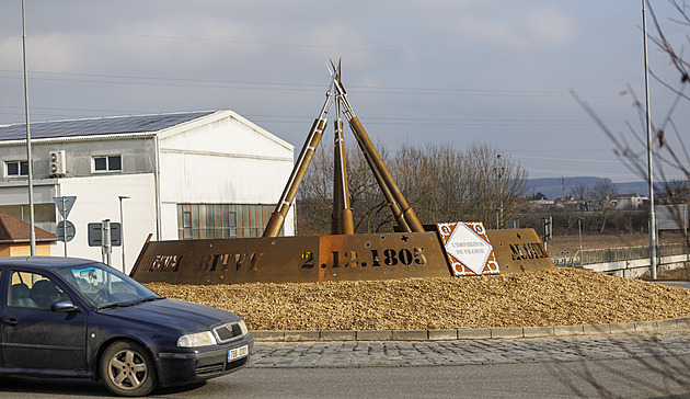 Pušky na kruhovém objezdu. Památník připomíná bitvu tří císařů, demonstruje mír
