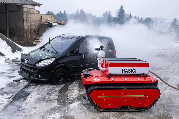Prokluzoval, ale auto vytáhl. Hasiči testovali nového robota