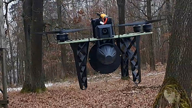 Drony nenahradí rakety, ale vytvoří s lidmi smrtící smečku, říká analytik Visingr