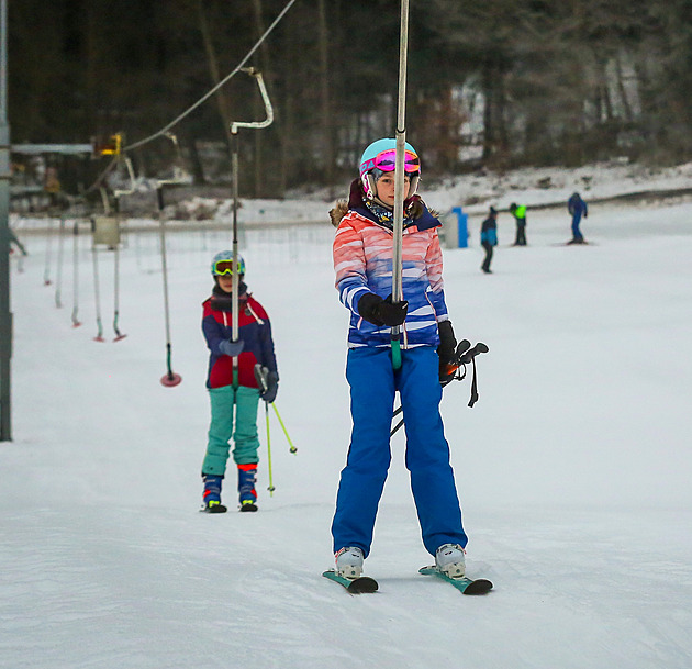 Dálnice přivedla na Kozí pláně více lyžařů, na Lipně si zabruslíte při svíčkách