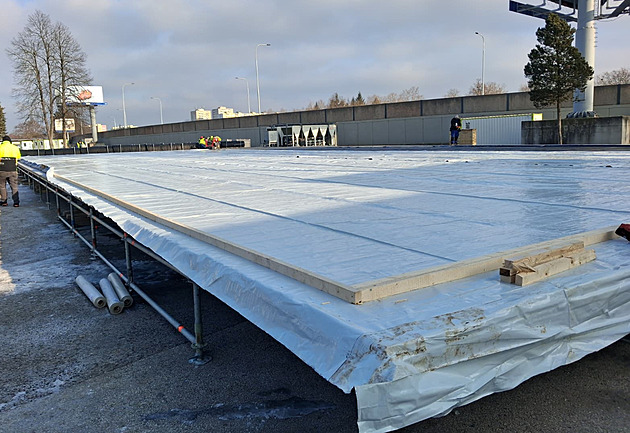 Děla chrlí sníh, staví se sjezdovka. V Budějovicích chystají olympijský festival