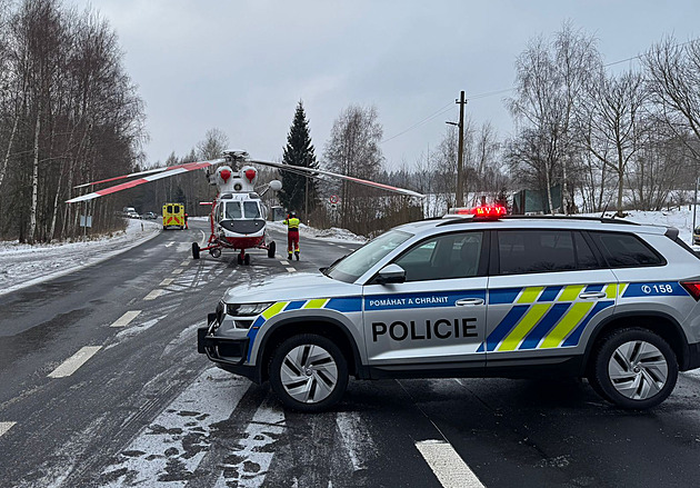 Řidička vyjela ze silnice a převrátila auto, zranila sebe i nezletilou dívku