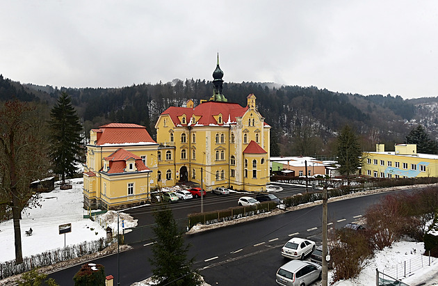 Vesnice opravuje střechu školy, práce přizpůsobuje potřebám tisíců netopýrů