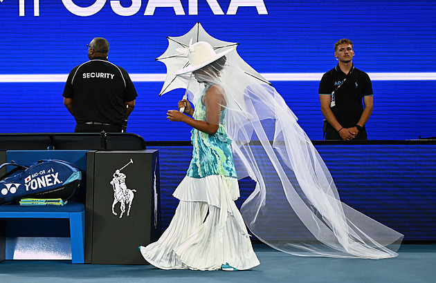Šaty, závoj a slunečník. Ósakaová pojala nástup na kurt jako módní show