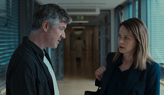 RECENZE: Kéž by se Nevděčné bytosti po silném začátku obešly bez mobilů