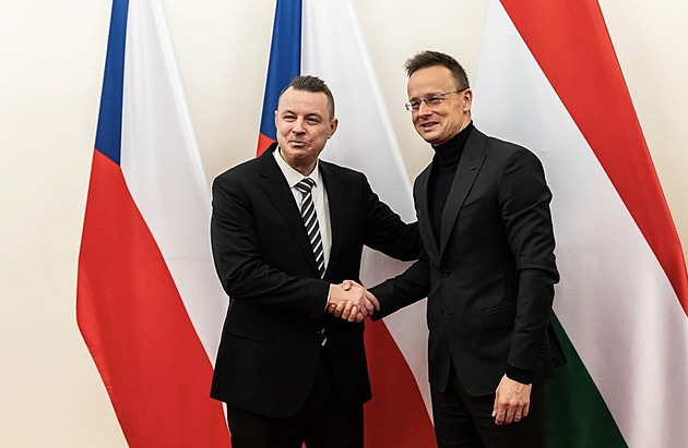 Rajchl vzal manželku za maďarským ministrem, Sněmovna o tom nevěděla