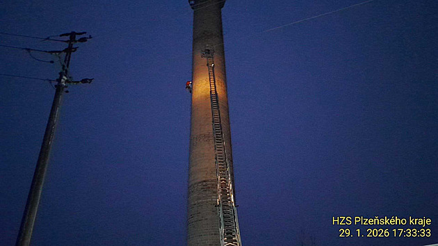 Mladík na Rokycansku chtěl skočit z komína, zachraňovali ho hasiči i policisté