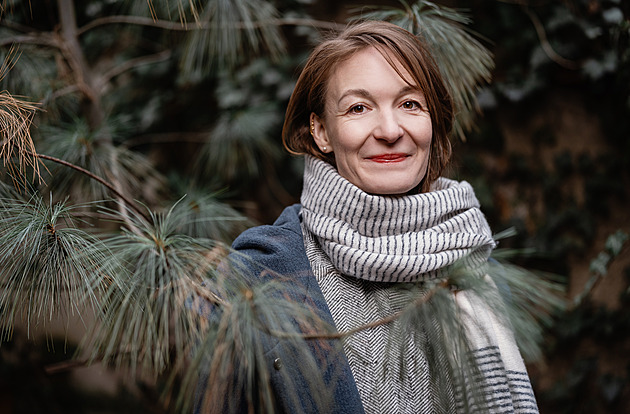 Barvy, papírové urny a rakev z proutí. Krize pohřebnictví láká lidi ven