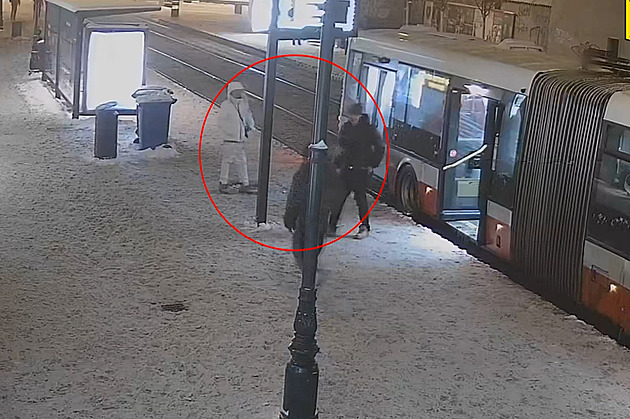 Krádež si mladík nenechal líbit, zloději ho pak ztloukli. Dvojici lumpů hledá policie