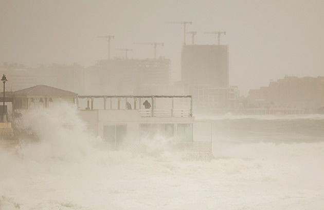 VIDEO: Jako tsunami. Itálii zasáhla bouře Harry, vlny se prohnaly i restaurací