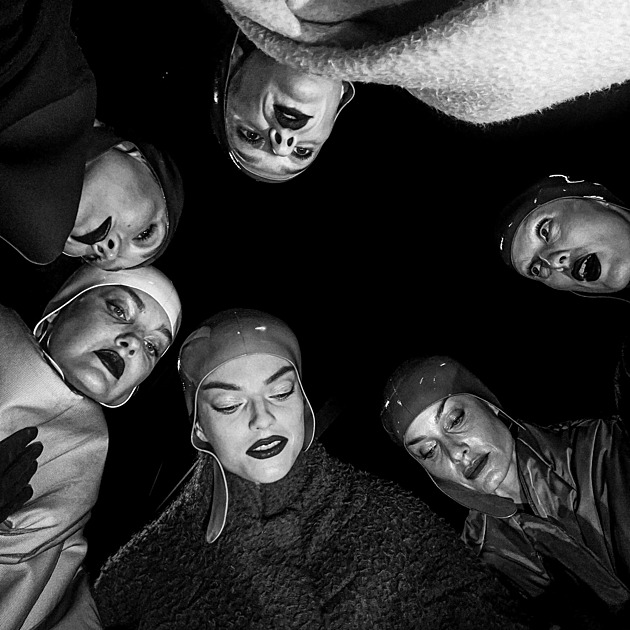 Nahá těla, kouř i válka. Lena Knappová se podělila o příběhy svých fotografií