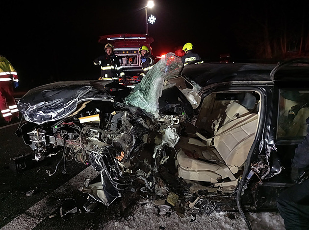 Na Trutnovsku se srazila dvě auta, ze zdemolovaného vozu vyprostili řidiče