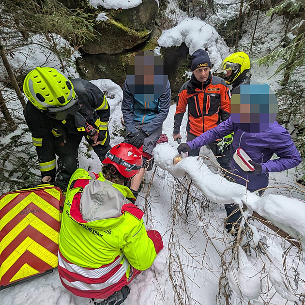 Muž si v těžko přístupných skalách zranil kotník, šli pro něj záchranáři