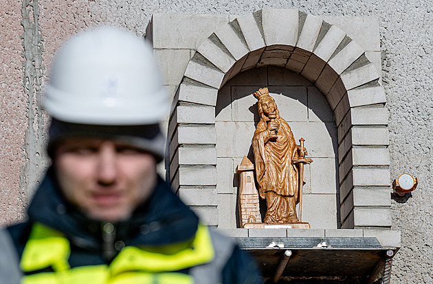 Šest metrů denně. Na dálnici D11 už razí tunel, dělníky stráží patronka