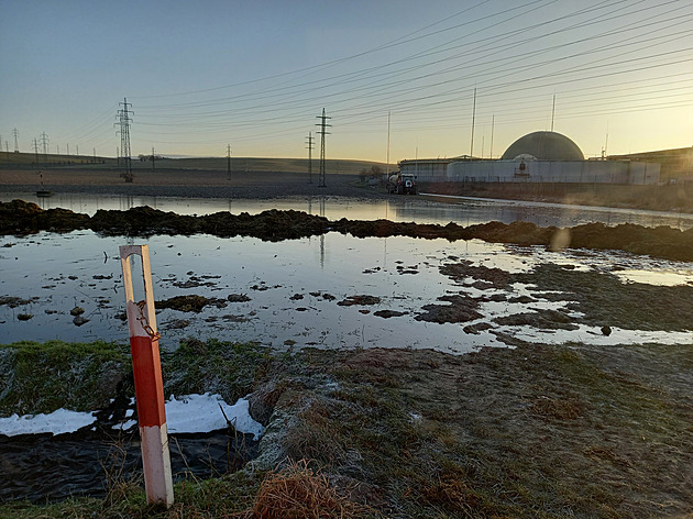 Z bioplynové stanice unikly tisíce kubíků tekutého hnojiva, hasiči postavili hráze