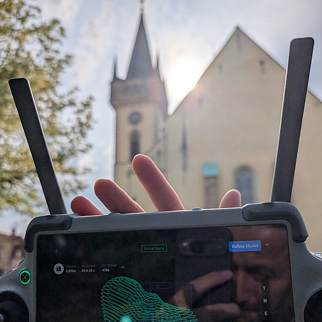 Přehrada i kostel. Dronem skenují ikonické stavby, pak tisknou model