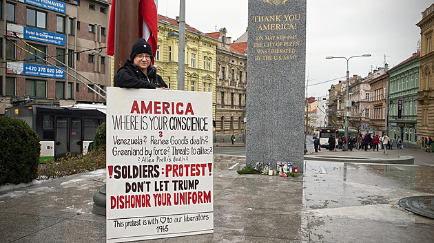 Trump boří všechny dohody. Výtvarnice z Plzně protestovala u památníku