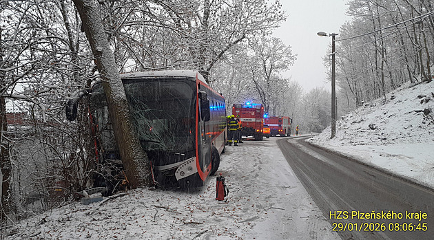 Autobus kvůli namrzlé silnici naboural do stromu, jedna cestující je zraněná