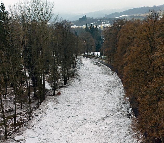 Nevšední podívaná v Sušici. Koryto řeky Otavy zaplnily ledové kry