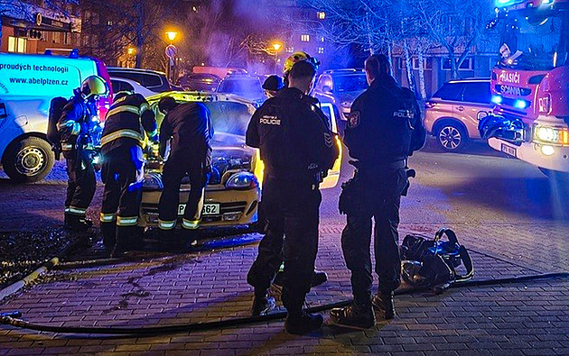 Test nové baterie nedopadl dobře. Z auta se seniorovi začalo kouřit, zasáhli hasiči