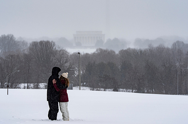 USA zasáhla masivní sněhová bouře, přes půl milionu lidí je bez proudu