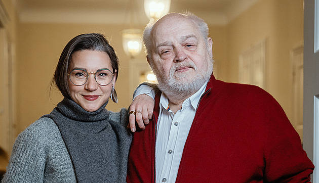 Táta mě chtěl naučit zpívat, že objedu svět. Marně, vzpomíná Kusnjerová